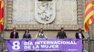 Ranera, Orós, Chueca, Lorén y Tomás, con la pancarta por el 8-M.