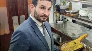 Víctor Flores, con el ´tomahawk` de oro del restaurante Orígenes.