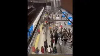 Centenares de pasajeros huyen de la L6 del Metro de Madrid.