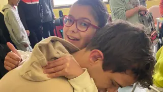 Libertad Anes Zaborras, abraza a uno de sus compañeros de clase en su regreso al colegio de Aspae Huesca ocho meses después de recibir un trasplante de riñón.
