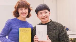 Irene Vallejo, junto a un estudiante japonés en Kobe.