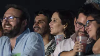Isabel Díaz Ayuso junto a su pareja, Alberto González, disfrutando del concierto de Robbie Williams en el Festival Mad Cool, a 06 de julio de 2023, en Madrid
