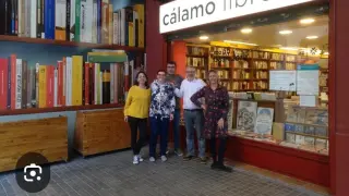 El equipo de Cálamo, a las puertas de la librería.