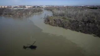 El helicóptero Cóndor de la Policía Nacional busca en el Ebro aguas abajo de Zaragoza a Javi Márquez, joven desaparecido.