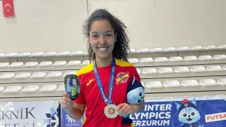 Estrella Blázquez posa con la medalla de oro conseguida en los Juegos Sordolímpicos.