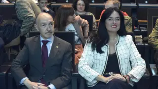 El delegado del Gobierno en Aragón, Fernando Beltrán, junto a la alcaldesa de Huesca, Lorena Orduna, en la inauguración del Congreso de Periodismo.