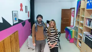 Alex Sierra y Leticia Ojeda, trabajador social y técnica de igualdad y de salud de la Asociación Somos LGTBI+ Aragón
