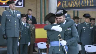 El nuevo teniente coronel de la Guardia Civil de Huesca, José Enrique Cordobés, recibe un abrazo del comandante Óscar Vergara, frente al general jefe de la 8ª Zona de la Guardia Civil de Aragón, Francisco Javier Almiñana.
