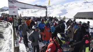 Miles de esquiadores disfrutaron este sábado de un día de sol en Formigal, que ofrece 137 km.