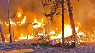 Imagen del virulento incendio que ha calcinado una casa móvil en el camping de El Temple, con el resultado de un fallecido.