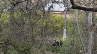 Los equipos de rescate, en el lugar donde se ha hallado el cadáver junto al río Ebro en Logroño.