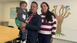 Marianne, en el nuevo centro de atención a los refugiados de la Cruz Roja de Huesca con su marido, Ánderson, y su hijo, Ezequiel.