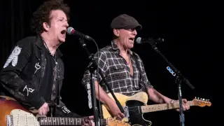 Willie Nile (izquierda) junto a otro rockero estadounidense de larga carrera llamado Bruce Springsteen.