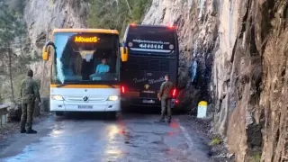 Los autobuses con militares atascados en el desfiladero el pasado fin de semana.