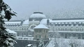 La estación de Canfranc se ha vuelto a cubrir de nieve este martes.