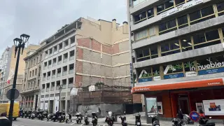 En la imagen, la esquina del Coso 65, un edificio que fue derribado y cuyos restos todavía yacen bajo unos andamios desde hace un par de años.