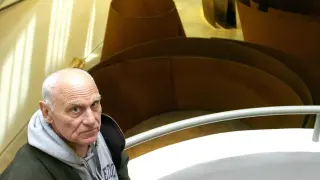 Richard Serra, en el Guggenheim de Bilbao ante una de sus obras más emblemáticas, 'La materia del tiempo'.
