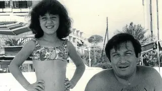 Blanca Carvajal, a los 8 años, con su padre en la playa de Benidorm.