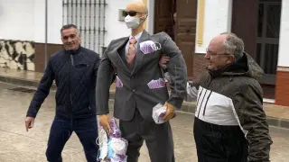 Coripe (Sevilla) tirotea y quema un muñeco del exasesor de Ábalos Koldo García