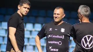 Antonio Hidalgo, junto a dos componentes del cuerpo técnico del CD Tenerife.