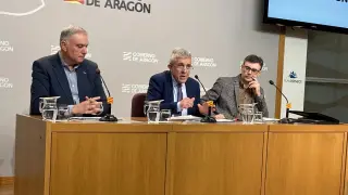 El consejero de Agricultura del Gobierno de Aragón, Ángel Samper, y los directores generales de su Departamento.