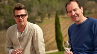 Brad Pitt, con el enólogo Matt Perrin con uno de sus vinos.