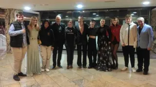 Los campeones del Marcos Frechín y Enrique Sánchez posan con Nacho G. Velilla y los protagonistas de 'Menudas Piezas'.