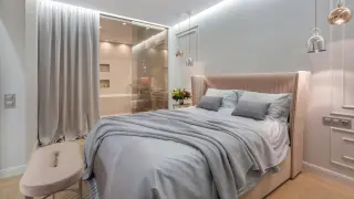 Un dormitorio de una vivienda de Zaragoza con el baño integrado en la habitación.