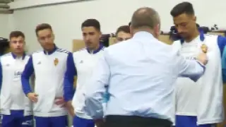Víctor Fernánez, en el momento en que señala el escudo de la camiseta de Maikel Mesa.
