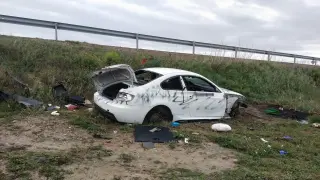 El BMW implicado en el atropello del guardia civil de Tauste aparece destrozado en Boquiñeni.
