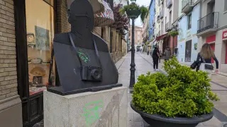 La escultura de homenaje a Carlos Saura en Huesca ha aparecido pintada con grafitis.