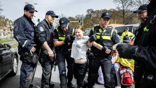 Greta Thunberg en el momento de su detención durante una protesta en La Haya (Países Bajos).