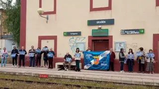 Nueva concentración, y van ya 37, de la plataforma Monegros no pierdas tu tren en la estación de Grañén.