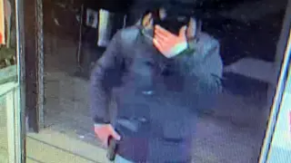 Un atracador, encapuchado y con una pistola en la mano, captado por una cámara tras asaltar un supermercado en Zuera.