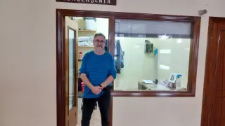 El portero Abel Garcés, en la conserjería de la finca en la que trabaja desde hace 32 años.