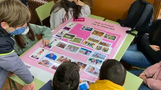 Algunos de los niños con el proyecto de 'Sedentarismo' de Huesca
