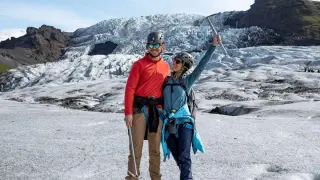 La viajera y blogger zaragozana Silvia Castel, creadora de 'Cualquier destino', con su pareja en Islandia.