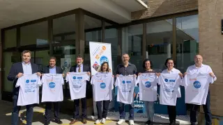 Representantes de las entidades y empresas patrocinadoras de la camiseta de este año en la sede de Aspace Huesca.