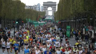 Una imagen de la maratón de París, con el fondo de los Campos Elíseos.