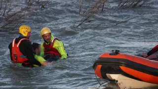 Rescate del piragüista en el Ebro