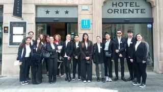 Alumnos de colegios de Zaragoza a las puertas del 'Hotel Oriente'