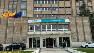 Imagen de la puerta principal del Hospital de Barbastro.