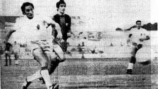 Pepe González marca el primer gol del Real Zaragoza, ante la mirada de Chirri, en el amistoso en Huesca del verano de 1977.