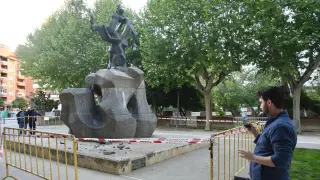 En imagen, el monumento a los Reyes de Aragón del parque Miguel Servet de Huesca, precintado tras el desprendimiento de un cascote de la piedra.
