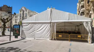 La carpa de las fiestas del barrio de San Lorenzo, en Huesca, ya está instalada.