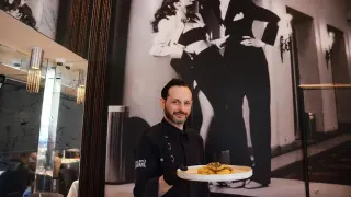 El jefe de sala de Yves, en el comedor del restaurante de Zaragoza.