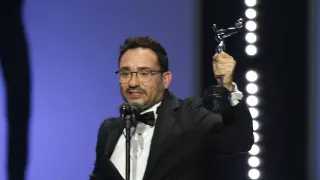 El director y productor español Juan Antonio García Bayona recibe su premio a mejor dirección por 'La sociedad de la nieve.
