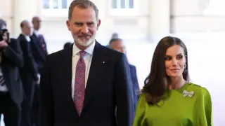 Los reyes Felipe y Letizia, en la coronación de Carlos III. La reina española lució un vestido de Victoria Beckham