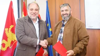El concejal de Participación, Alfonso Mendoza, y el presidente de los feriantes, Ángel Barata, tras el acuerdo.