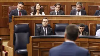 MADRID, 24/04/2024.- El presidente del Gobierno, Pedro Sánchez (de espaldas) se dirige al líder de Vox, Santiago Abascal (i), durante la sesión de control al Gobierno celebrada este miércoles en el Congreso. EFE/J.P. Gandul